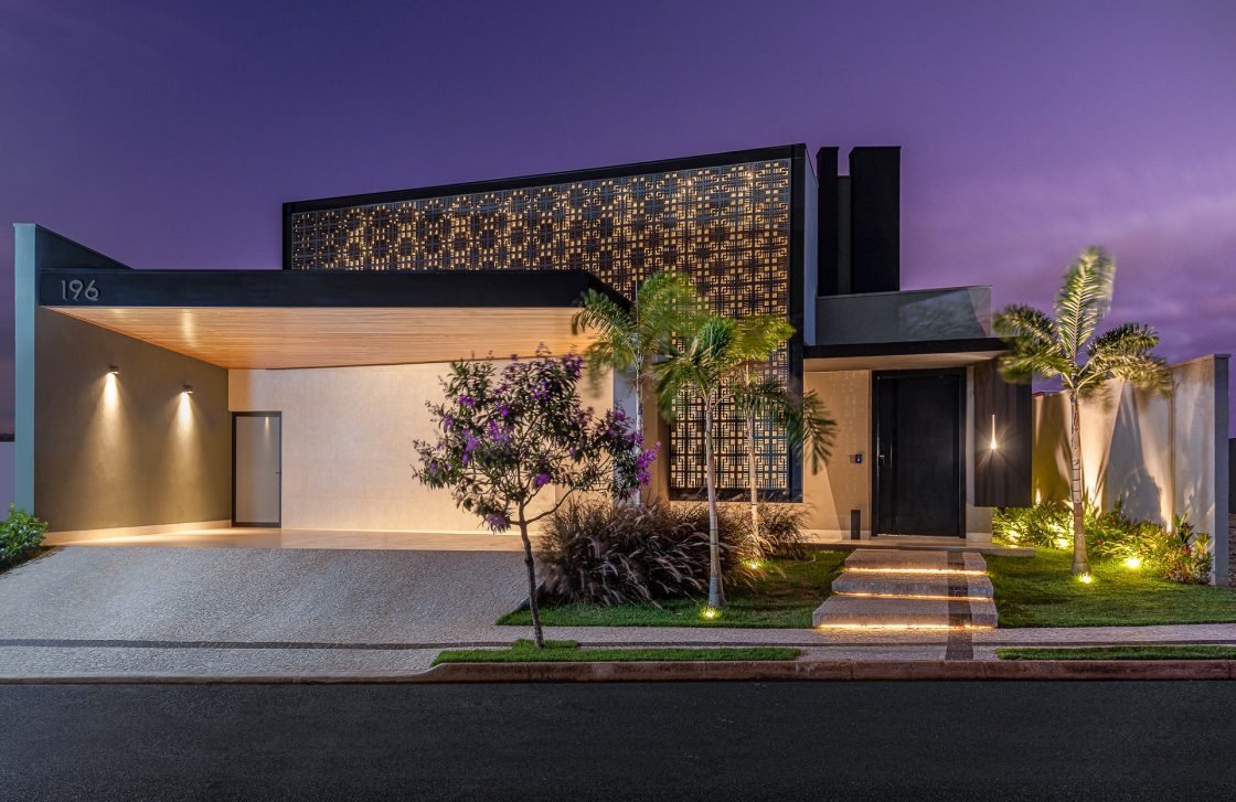 fachada casa térrea com iluminação
