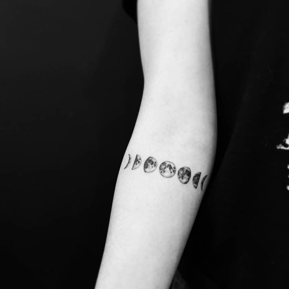 tatuagem fases da lua minimalista no pulso