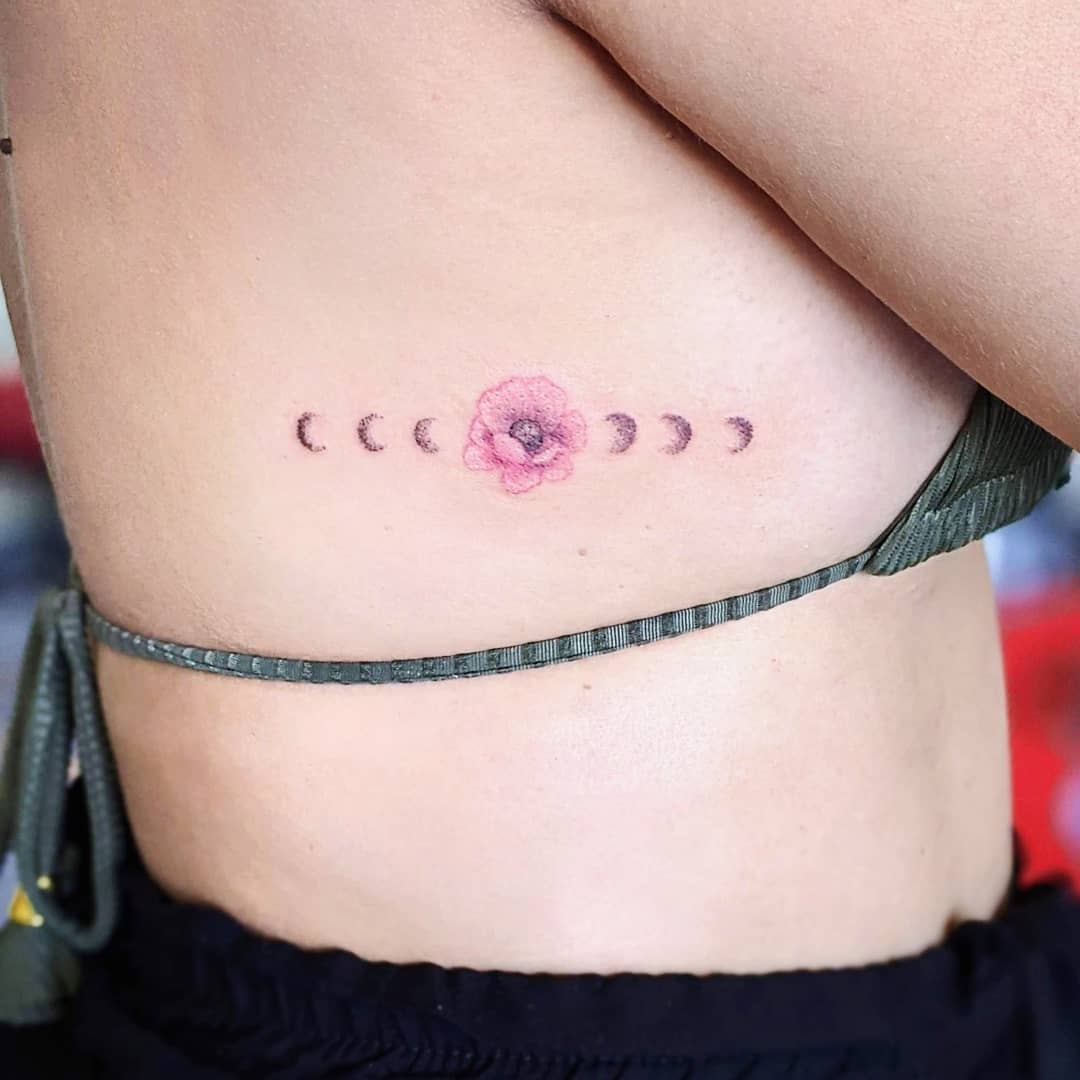 tatuagem fases da lua minimalista no pulso