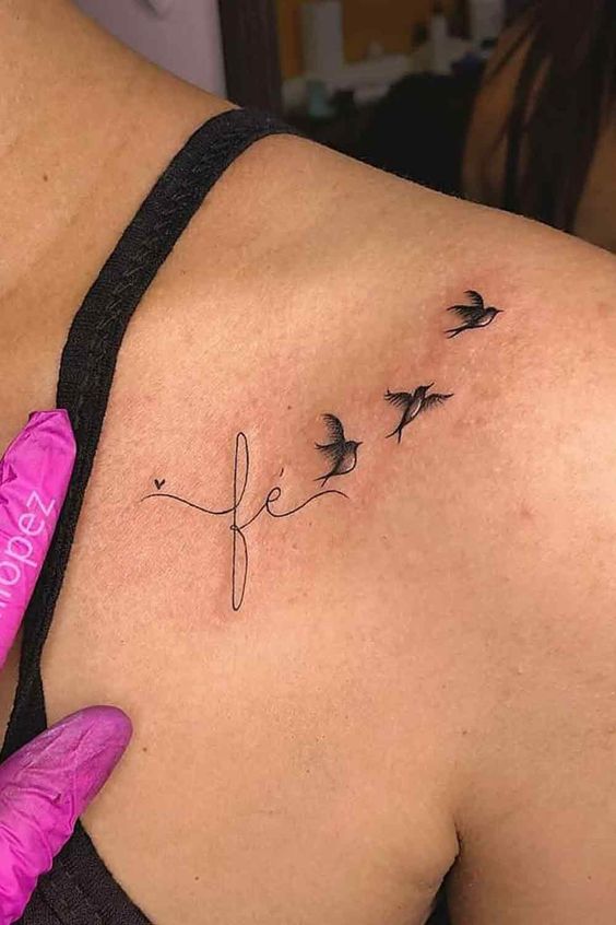 tatuagem fé escrita fina pulso