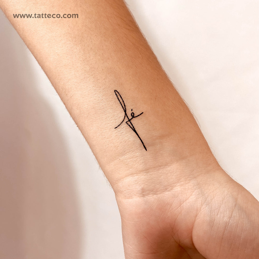 tatuagem fé escrita fina pulso
