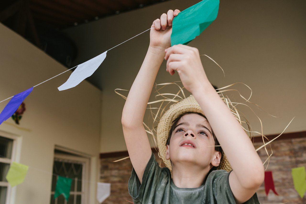 como fazer decoração de festa junina com material reciclado para escola