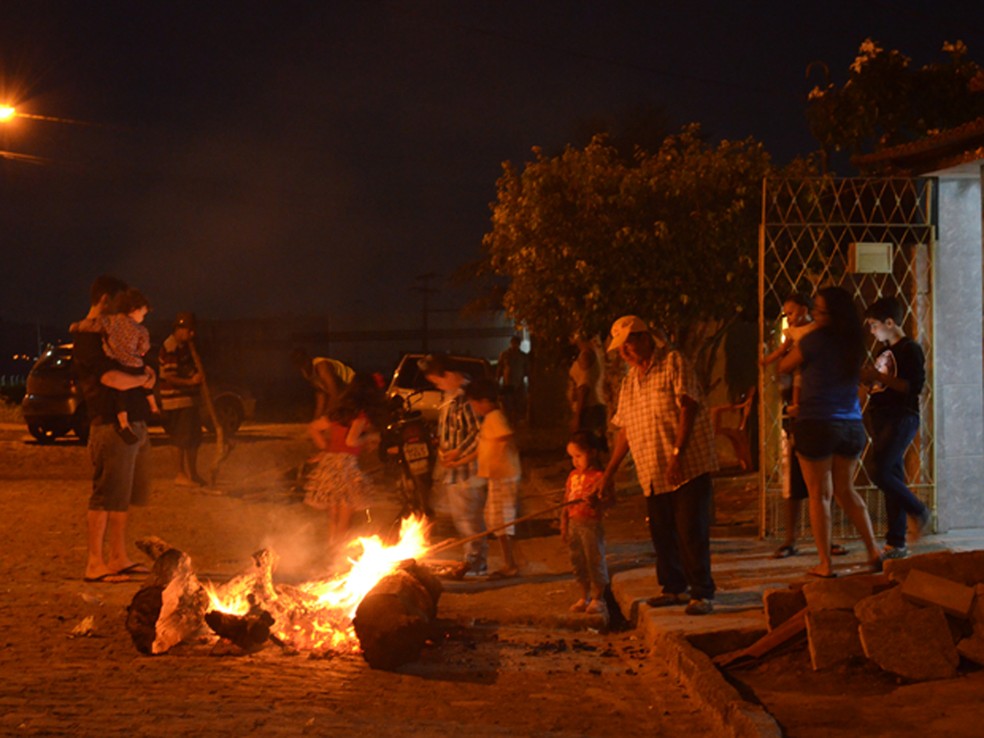 erros comuns ao acender fogueira junina