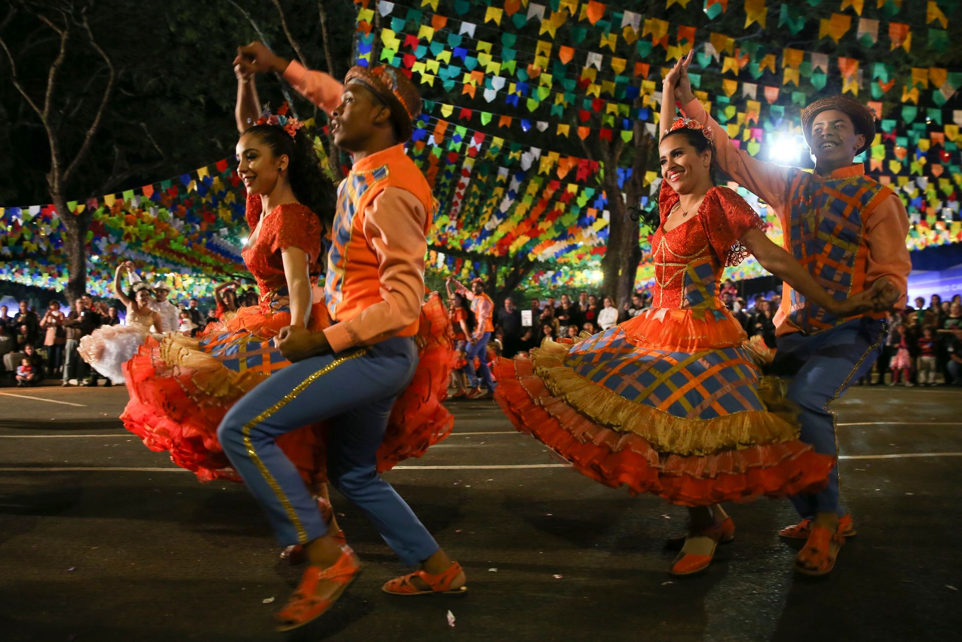 vídeo festa junina tradicional vs moderna