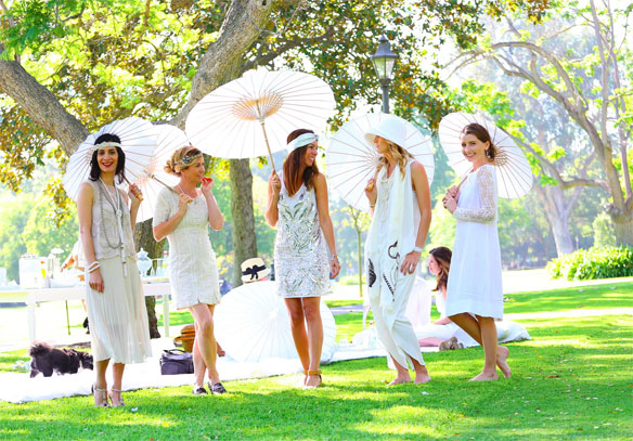 Como combinar acessórios dourados e prateados em looks monocromáticos