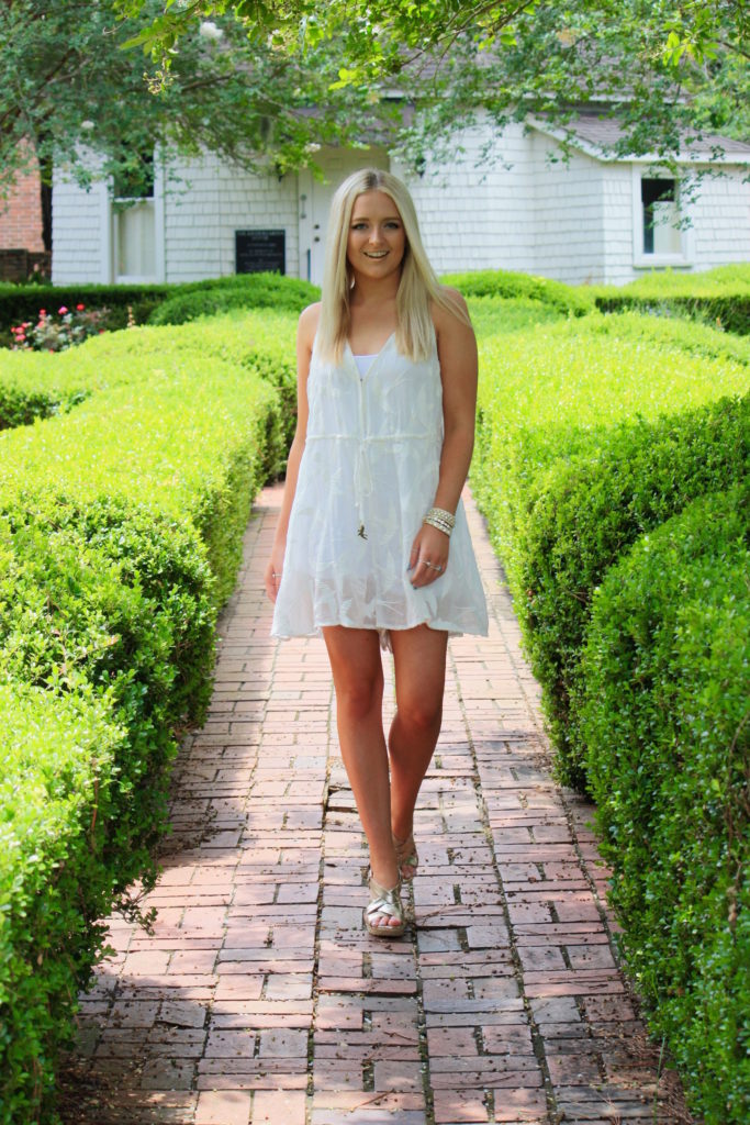 Como combinar acessórios dourados e prateados em looks monocromáticos