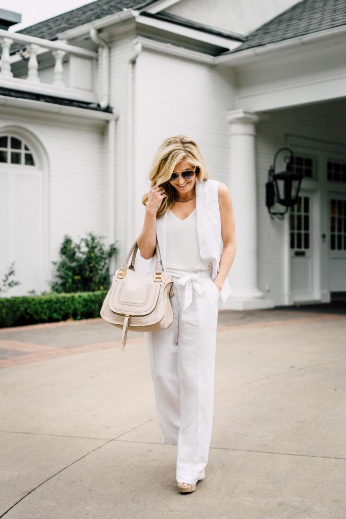 Como combinar acessórios dourados e prateados em looks monocromáticos