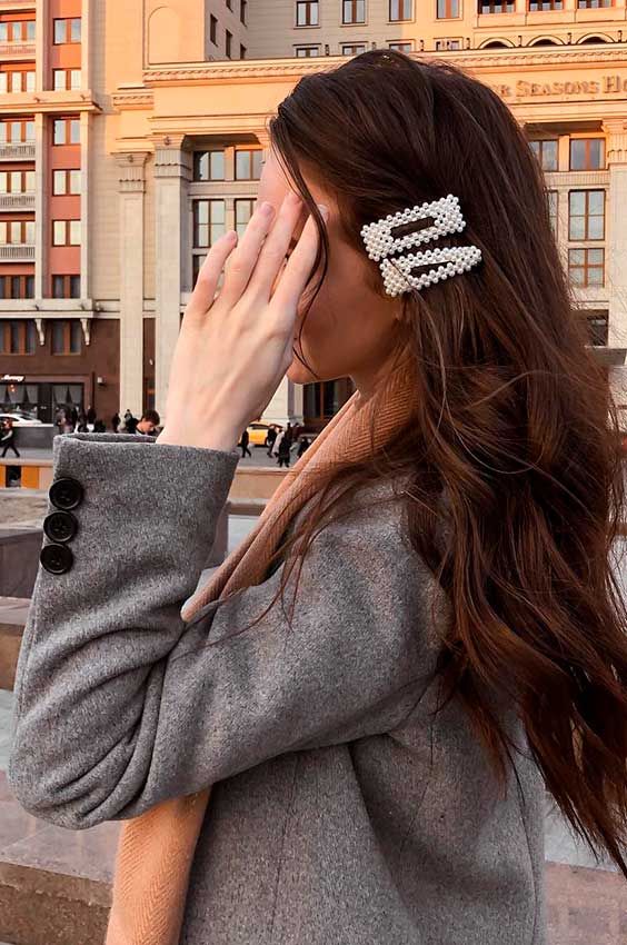 5 Ideias de Títulos para Posts sobre Fivelas de Cabelo:
1. Fivelas de Cabelo: O Guia Completo para Usar a Tendência do Momento
2. Do Dia a Dia à Festa: Como as Fivelas de Cabelo Transformam seu Penteado
3. Minimalista ou Glamourosa? Descubra o Tipo de Fivela de Cabelo Ideal para Você
4. Onde Comprar Fivelas de Cabelo: Dicas de Lojas e Marcas Imperdíveis
5. Penteados com Fivelas: Inspirações para Arrasar em Qualquer Ocasião