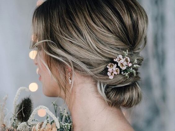 Guia Completo de Penteados com Flores para Casamento