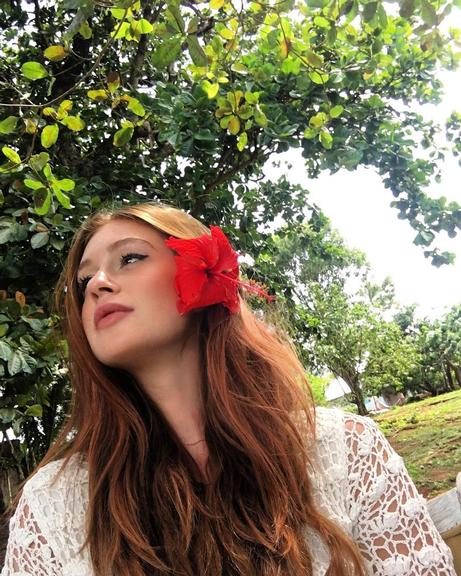 Flores no Cabelo: Inspirações para Eventos Temáticos e Religiosos