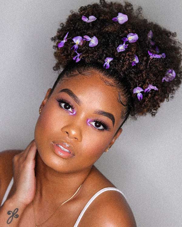 Flores no Cabelo: Inspirações para Eventos Temáticos e Religiosos