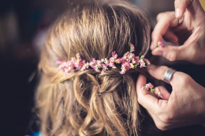 Mitos e Verdades sobre a Fixação de Flores Naturais no Cabelo