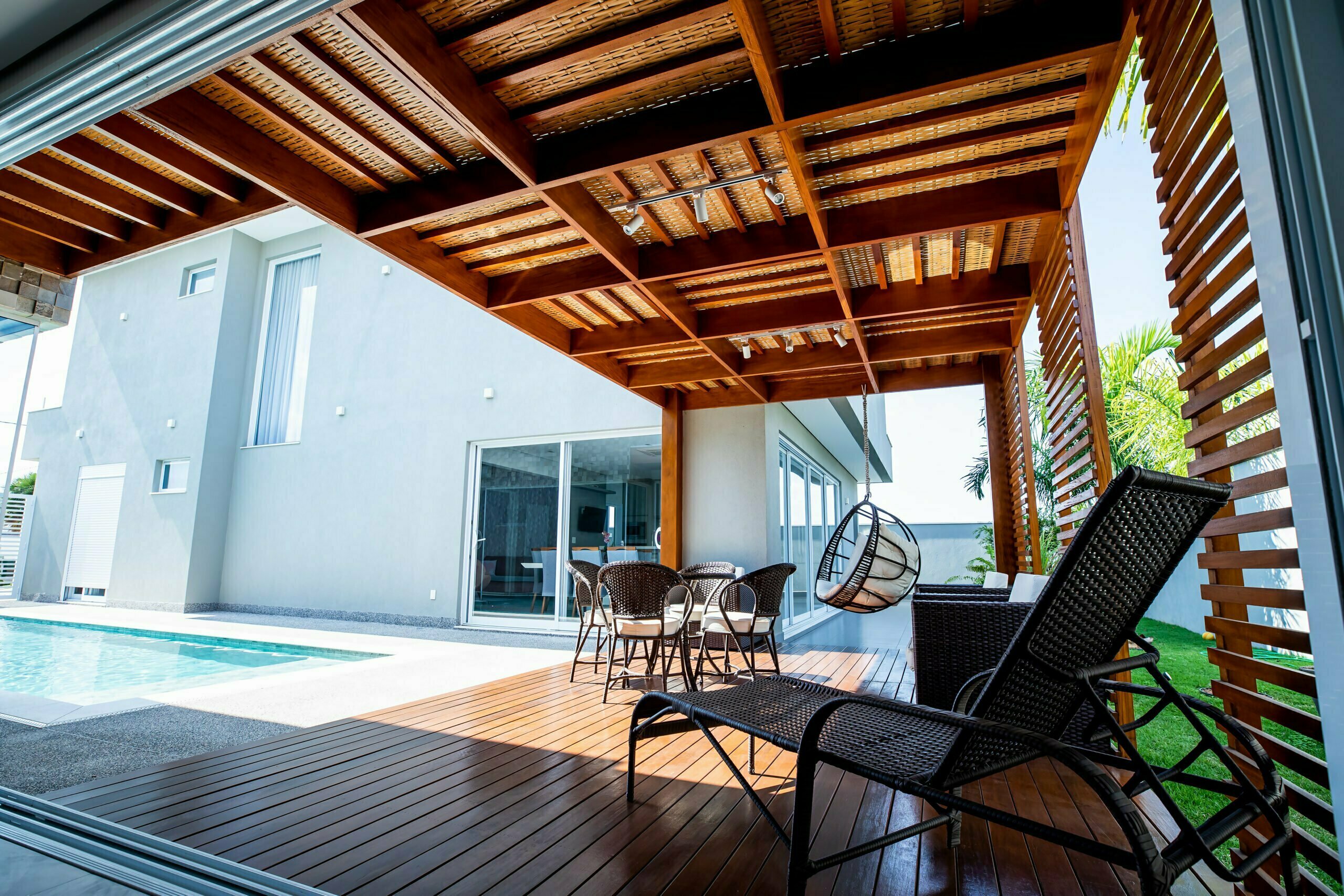 Guia Completo: Como Escolher o Melhor Forro de Bambu para Seu Pergolado