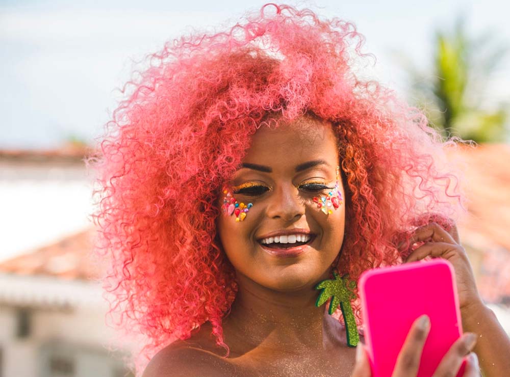 Candy Colors ou Neon? Descubra a Tendência de Cabelo Colorido Ideal para Você em 2026