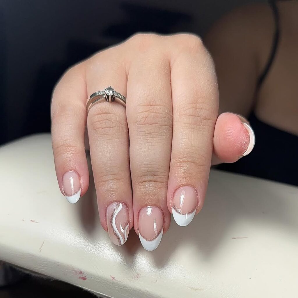Tendências de francesinha para unhas amendoadas