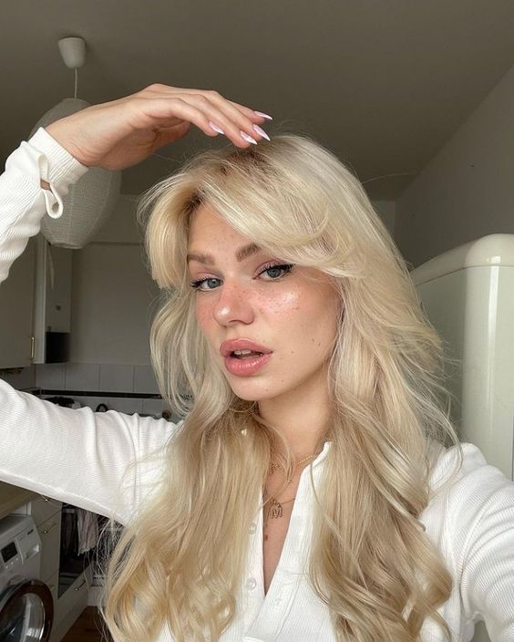 5 ideias de títulos:
1. Como escolher a franja ideal para cabelo longo e liso.
2. Os 5 tipos de franja que mais combinam com cabelo longo liso.
3. Guia completo: Manutenção e estilização da franja em cabelos longos.
4. Transforme seu visual: Franjas que emolduram o rosto em cabelos lisos longos.
5. Tendências de franja para cabelo longo liso: Inspire-se!