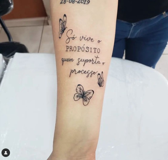 tatuagem de frase na costela
