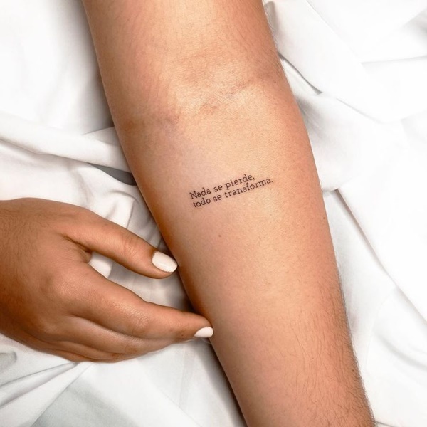 tatuagem de frase no pulso