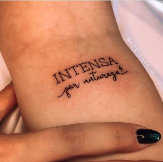 tatuagem de frase no antebraço