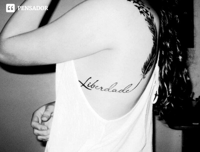 tatuagem de frase na clavícula