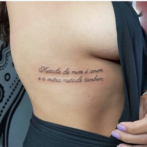 tatuagem de frase na perna