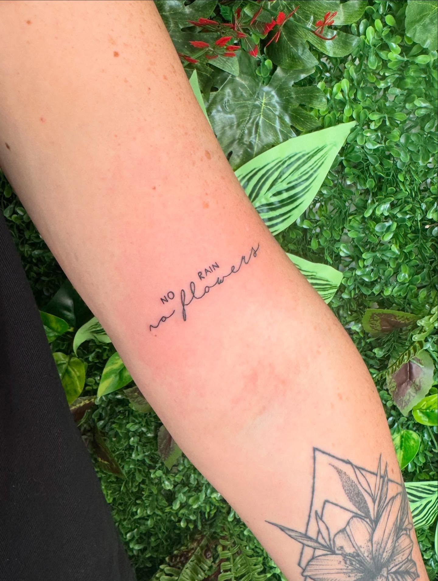 quanto custa tatuagem de frase pequena