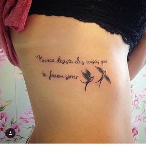 erros comuns ao escolher frase para tatuagem