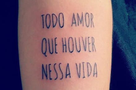 frase tatuagem versus símbolo tatuagem