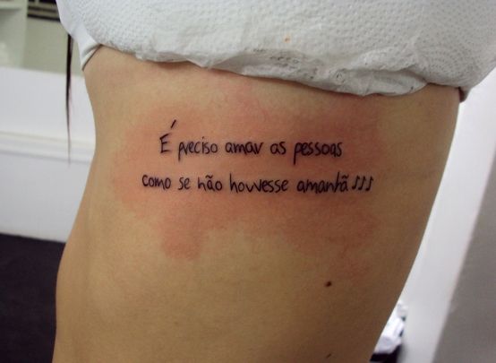 Tipografia e Simbologia
5. Tatuagens Delicadas na Costela: Ideias que Transmitem Força e Emoção