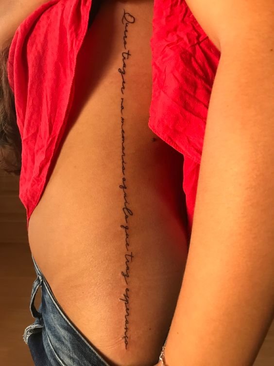 Tipografia e Simbologia
5. Tatuagens Delicadas na Costela: Ideias que Transmitem Força e Emoção