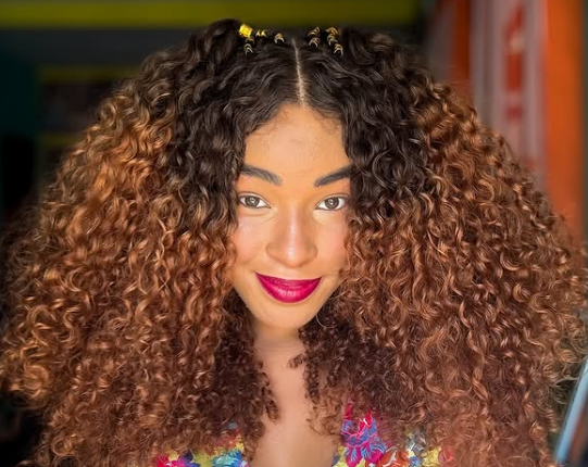 Guia Completo: Como Usar Gelatina no Cabelo Cacheado para um Day After Perfeito