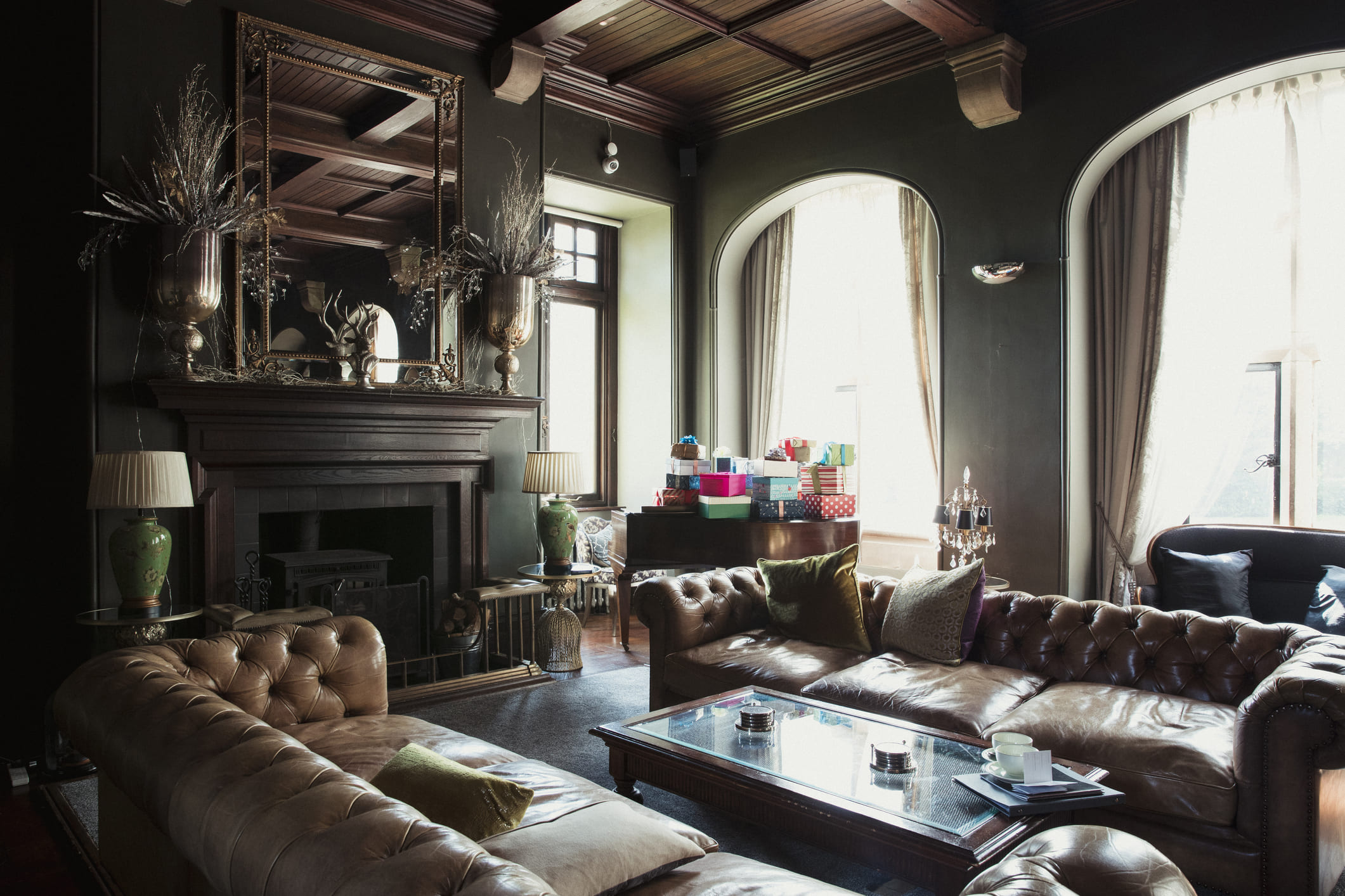 Maquiagem e Acessórios
3. Arquitetura Gótica: As Maravilhas das Catedrais Medievais
4. Subculturas Góticas: Explorando as Variações e Influências
5. O Legado do Gótico na Arte e na Cultura Pop