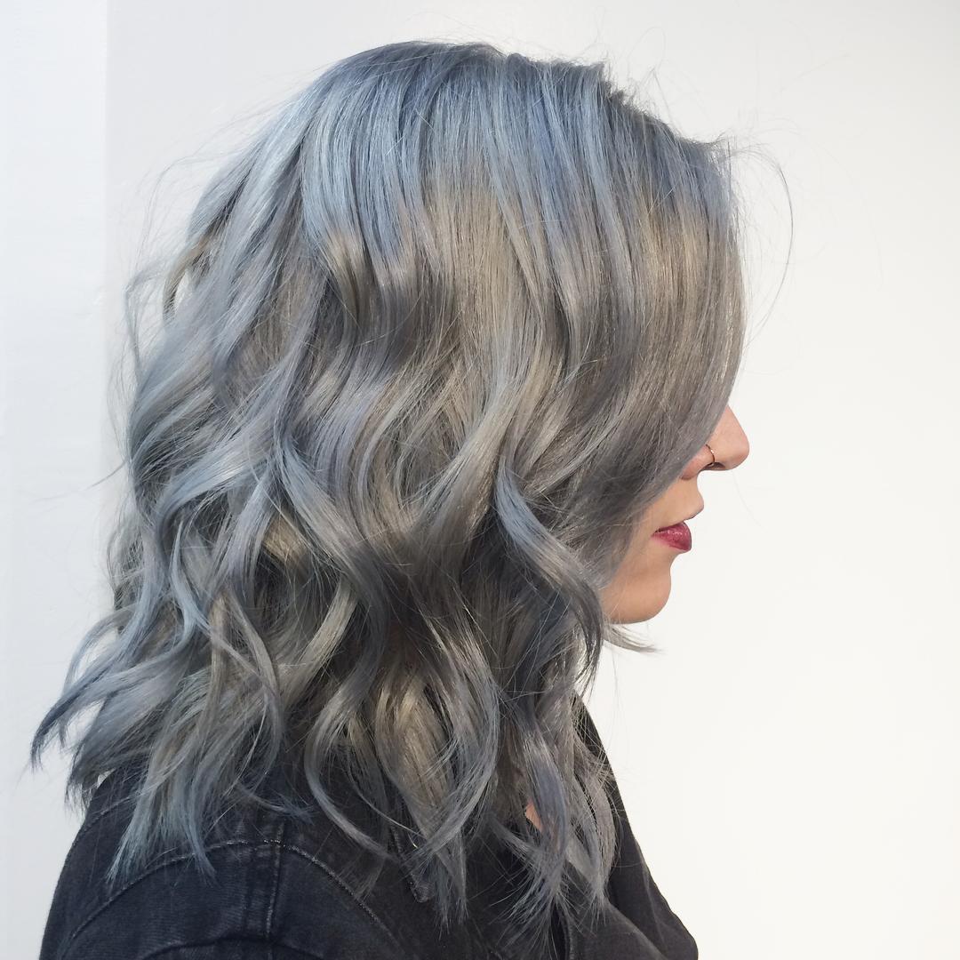Como cuidar do cabelo grisalho curto para manter o brilho