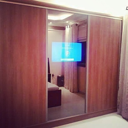 solução de quarto pequeno com tv