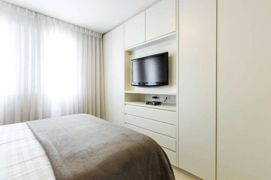 armário de casal com tv embutida