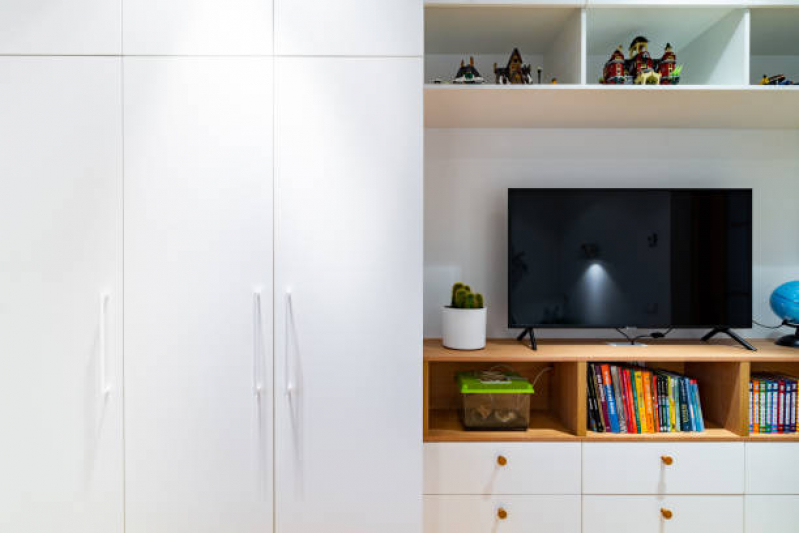 instalação de tv em guarda roupa