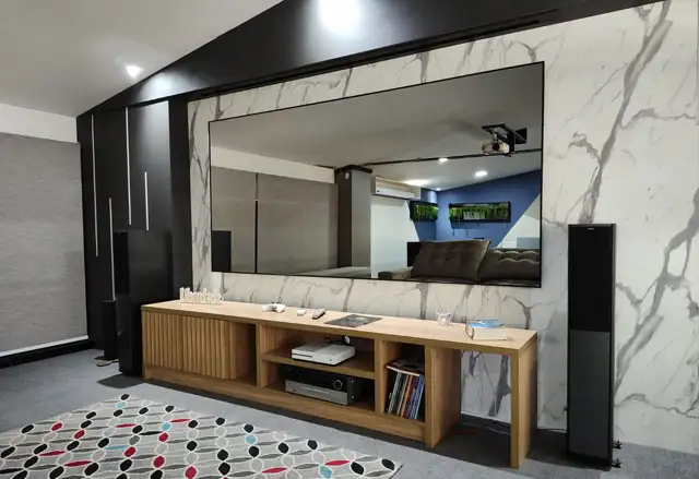 design de quarto com guarda roupa e tv