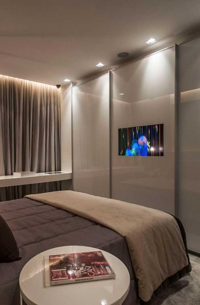 roupeiro com painel de tv