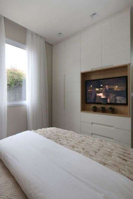 solução de quarto pequeno com tv
