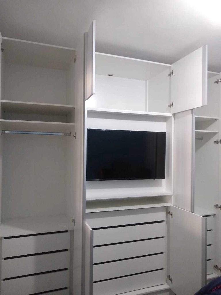 design de quarto com guarda roupa e tv