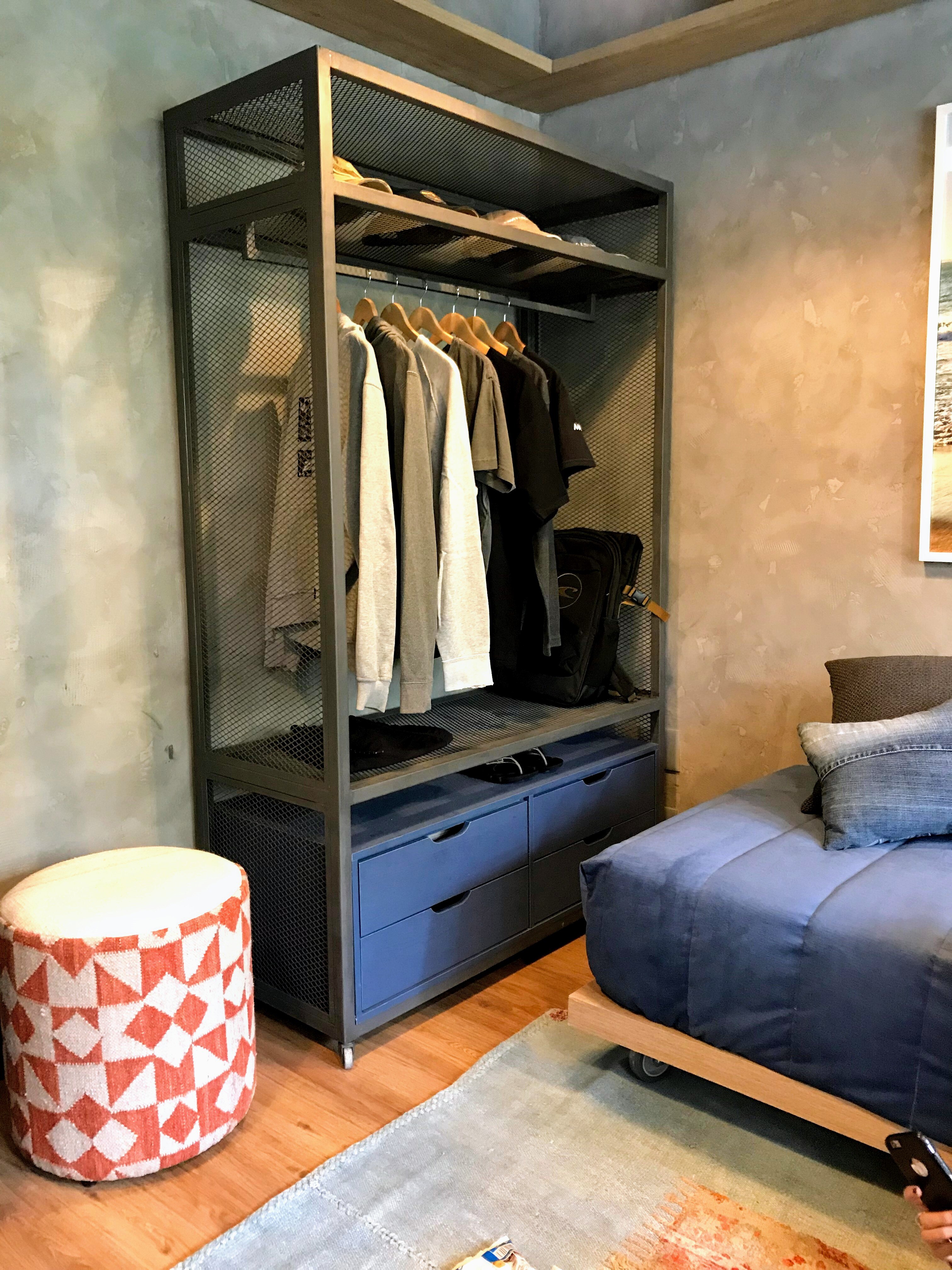 Guarda-roupa modular aberto