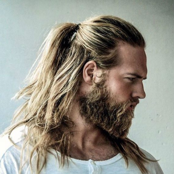 A Estética Grunge Masculina: Cabelos Longos e Estilo Despojado