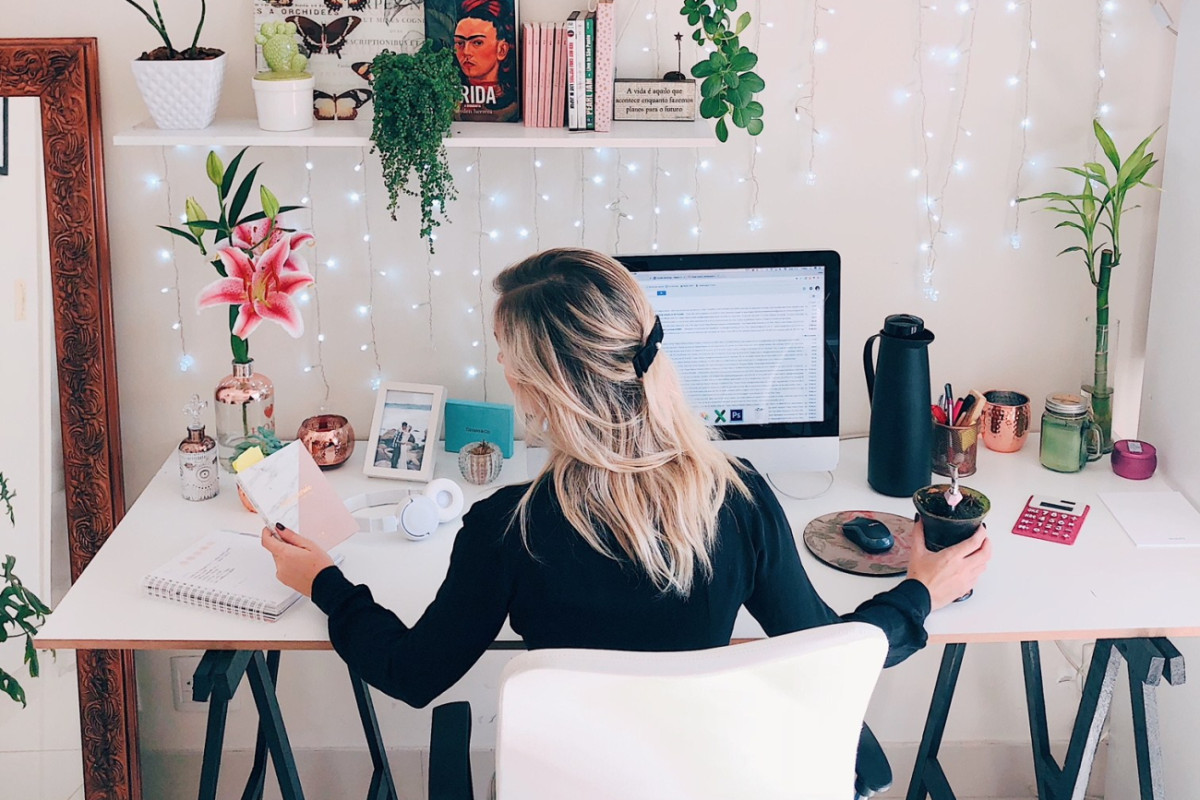 ideia de decoracao de mesa homeoffice feminina blogger