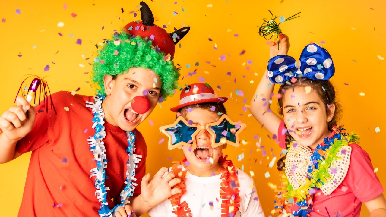 5 ideias de títulos:
1. Carnaval 2026: As Fantasias Mais Criativas para Crianças
2. DIY Divertido: Monte Fantasias Incríveis para o Carnaval
3. Tendências de Fantasias Infantis para o Carnaval 2026
4. Conforto e Estilo: Escolhendo a Fantasia Perfeita para o Carnaval
5. Carnaval Seguro e Divertido: Dicas Essenciais para Fantasias Infantis