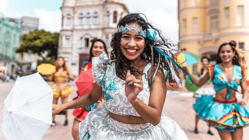 Fadas e Metalizados: As Fantasias Mais Buscadas para 2026
5. Acessórios Essenciais para o Carnaval 2026: Do Estilo à Funcionalidade