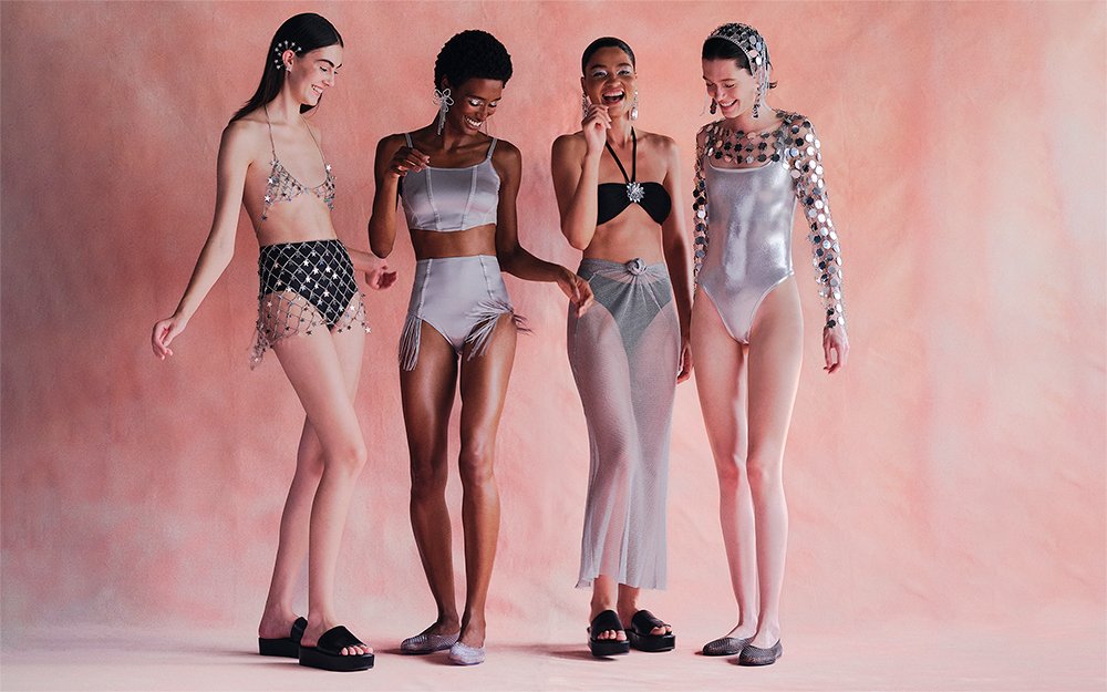 Fadas e Metalizados: As Fantasias Mais Buscadas para 2026
5. Acessórios Essenciais para o Carnaval 2026: Do Estilo à Funcionalidade