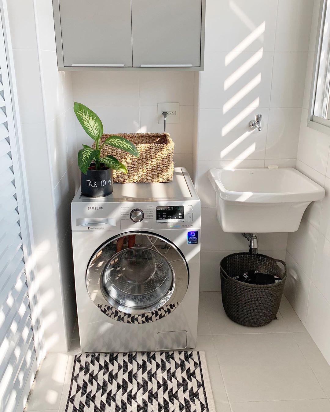 5 Dicas Essenciais para Organizar sua Lavanderia Pequena em 2026
Como a Marcenaria Inteligente Transforma Lavanderias Compactas
Tendências de Cores e Revestimentos para Lavanderias Modernas
Soluções Criativas de Secagem e Armazenamento para Espaços Pequenos
Otimizando a Lavanderia Integrada: Dicas de Design e Funcionalidade