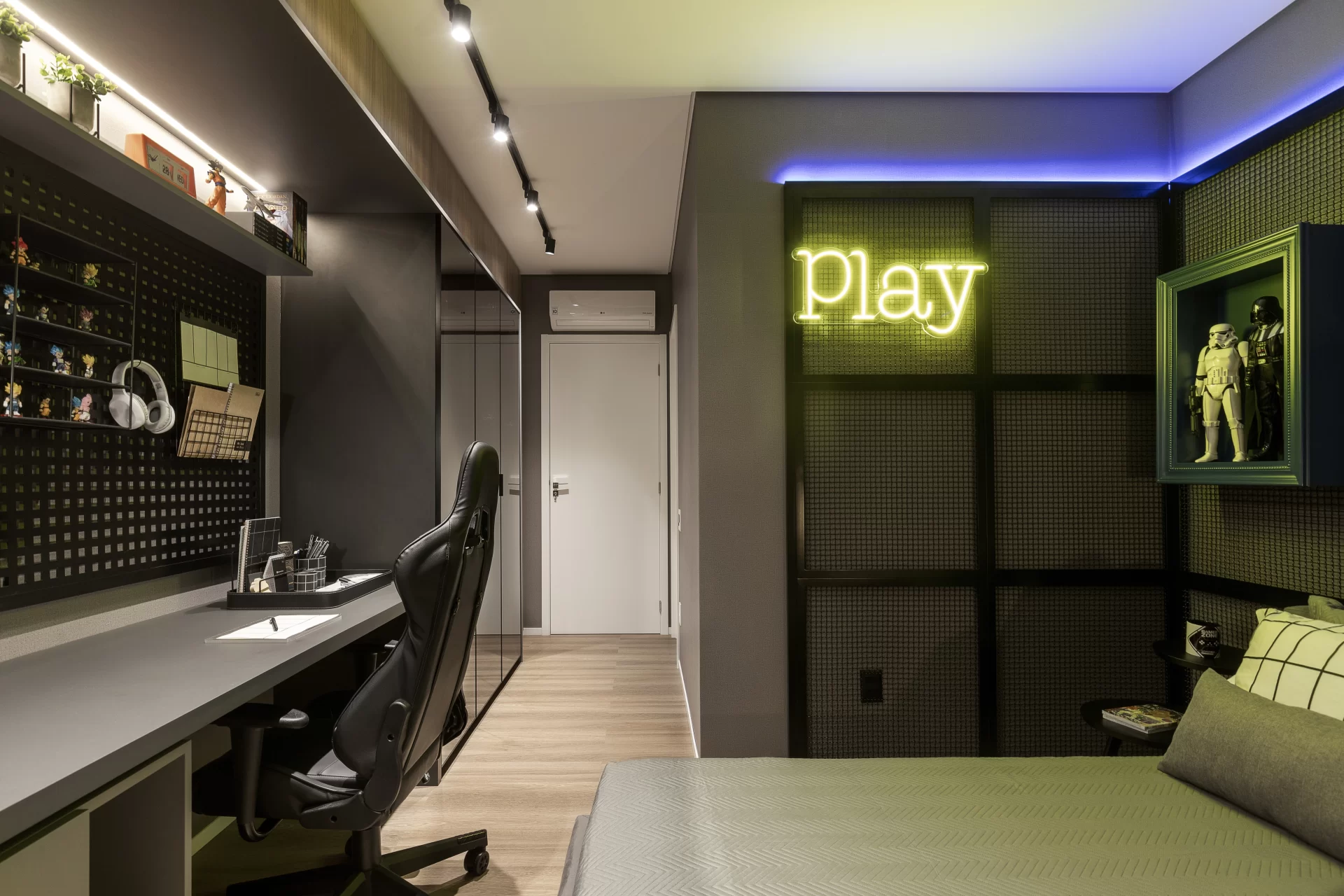 5 ideias de títulos:
1. Como escolher a mesa gamer ideal para o seu setup.
2. Setup Gamer Madesa 9409: Análise completa e benefícios.
3. Otimizando seu espaço: A importância de um bom setup gamer.
4. Comparativo: Setup Gamer Teca vs. Mesa Gamer Madesa.
5. Dicas de organização para um setup gamer funcional.