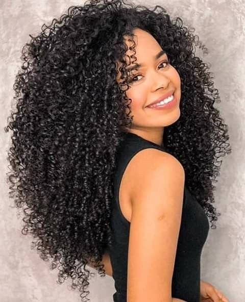 rotina de cuidados para cabelo cacheado longo preto