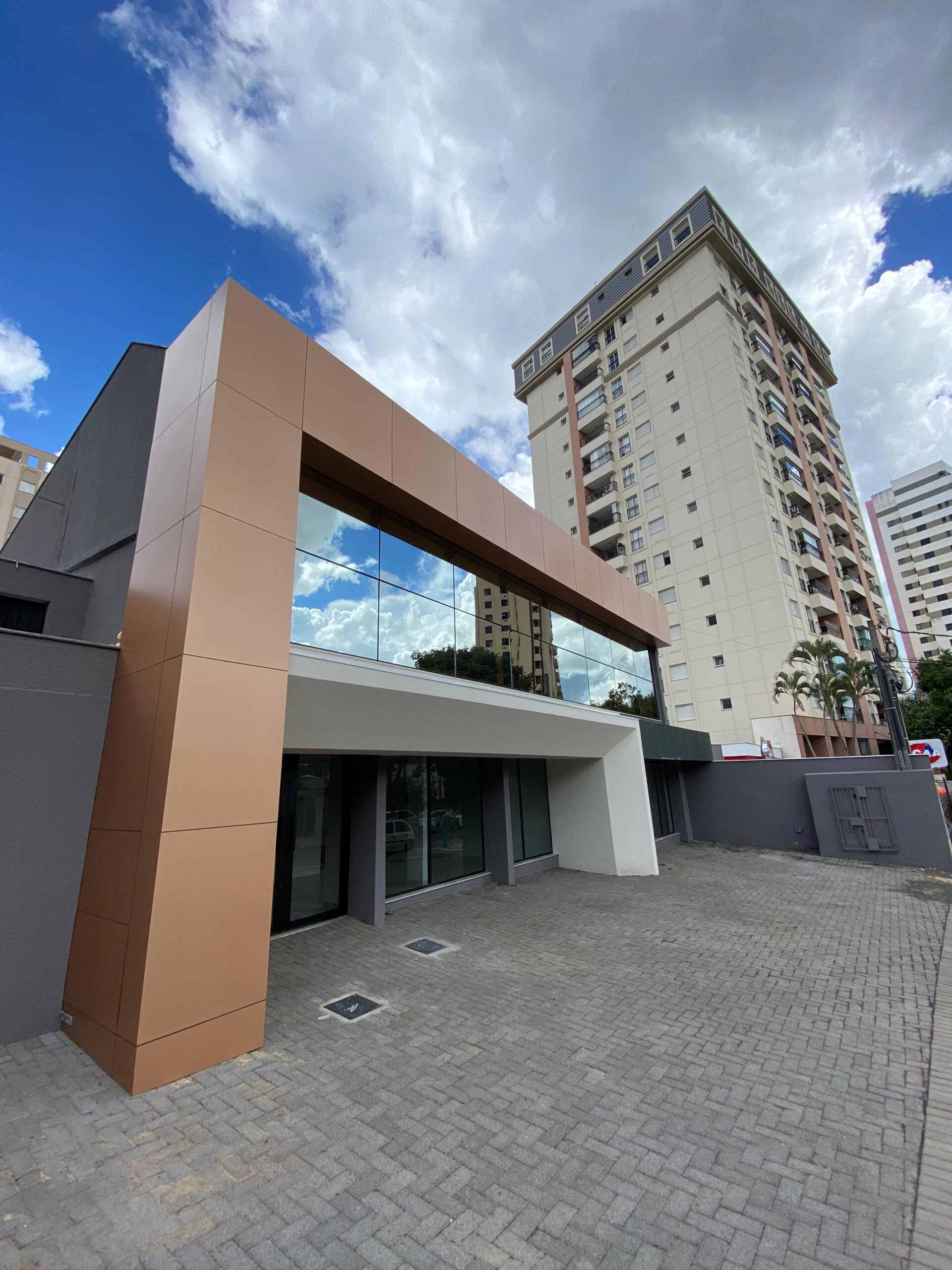 fachada acm com vidro